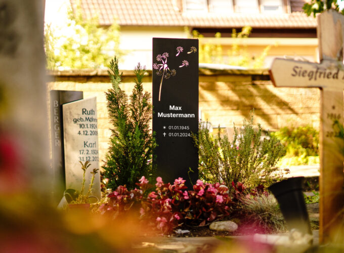 Schwarze Aluminium Grabstele mit Pusteblume und Lasergravur