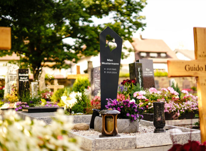 Schwarze Aluminium Grabstele mit Herzmotiv auf Friedhof