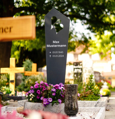 Aluminium Grabstele mit doppeltem Herzmotiv, modern gestaltet