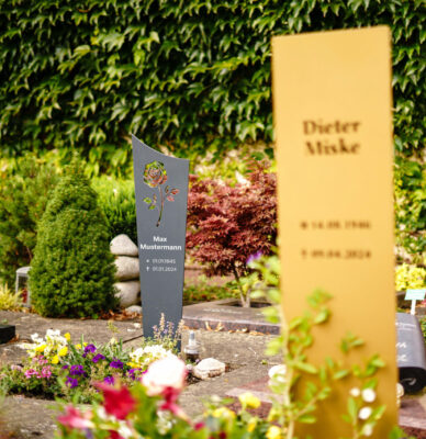 Aluminium Grabstele mit bunter Rose als Motivgravur