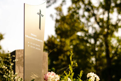 Aluminium Grabstele in Gold mit Kreuzmotiv auf Friedhof
