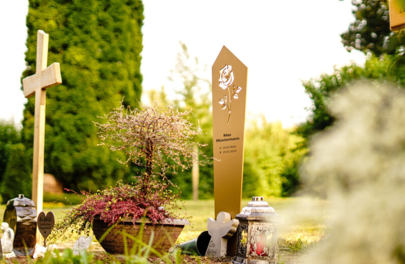 Goldene Aluminium Grabstele mit eingravierter Rose